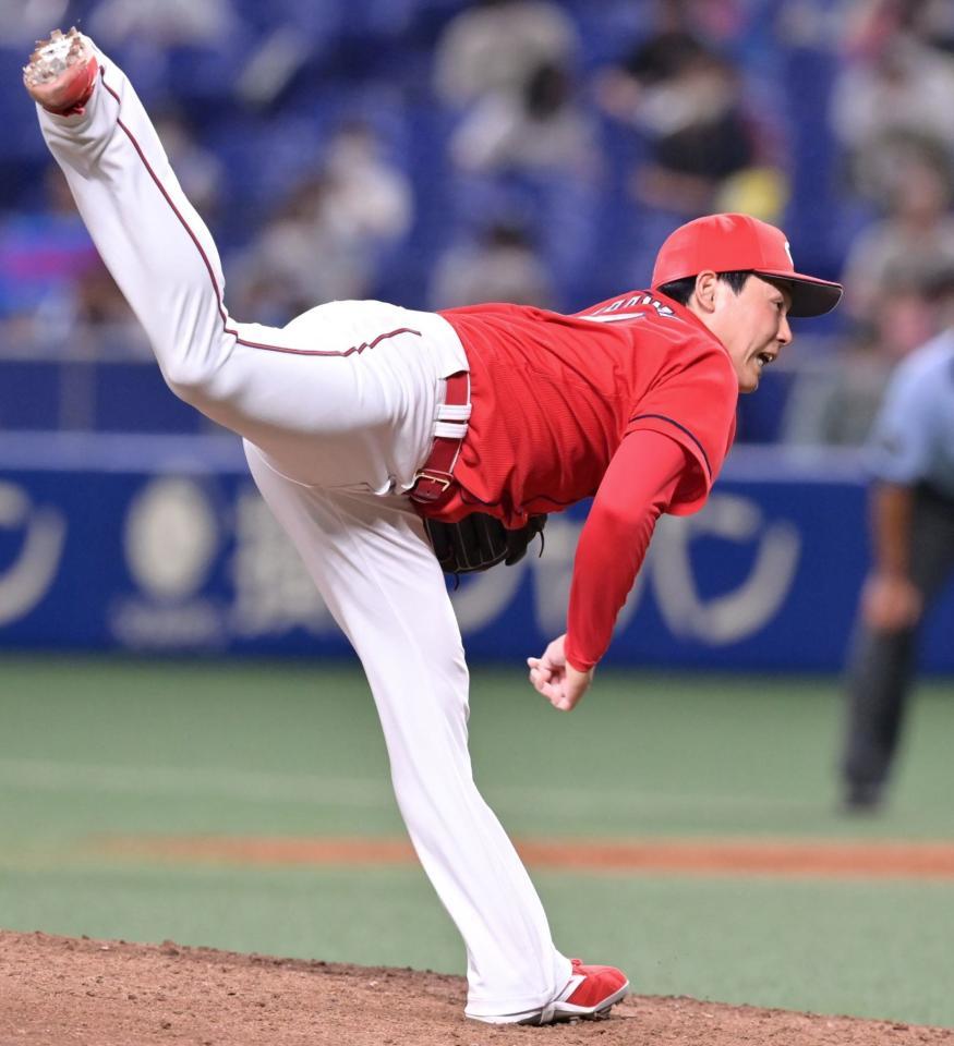 　９回裏に登板して無失点に抑えた栗林（撮影・立川洋一郎）