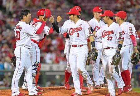 　最後を締めくくった栗林（左）とタッチを交わす広島ナイン（撮影・立川洋一郎）