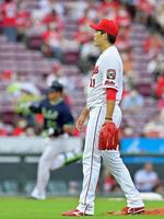 　２回、村上（左）に先制ソロを浴びる九里（撮影・立川洋一郎）