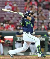 　４回、右翼スタンドへ２打席連続のソロを放つ村上（撮影・立川洋一郎）