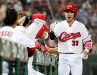 ６回、本塁打を放ちナインに迎えられる菊池涼＝マツダ