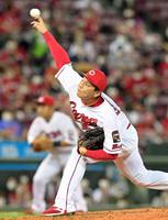 　９回表に登板して無失点に抑え、最後を締めくくった栗林（撮影・立川洋一郎）