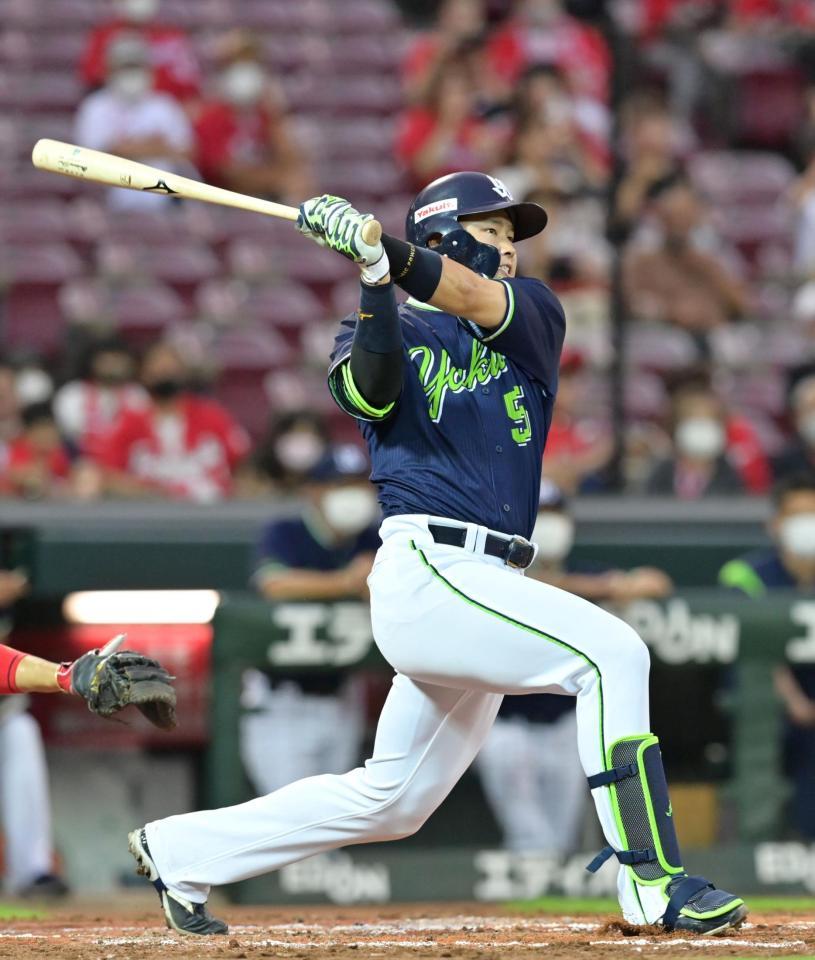 　４回、右翼スタンドへ２打席連続のソロを放つ村上（撮影・立川洋一郎）