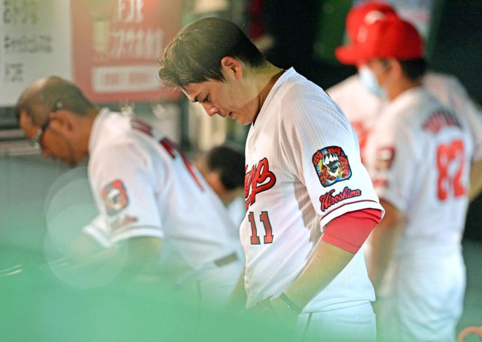 　５回表を投げ終えて４失点。うつむいてベンチへ戻った九里（撮影・立川洋一郎）