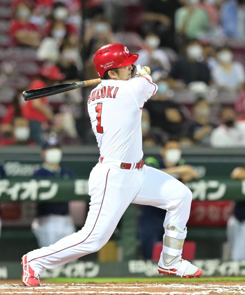 　６回、左前へ適時打を放つ鈴木誠（撮影・立川洋一郎）