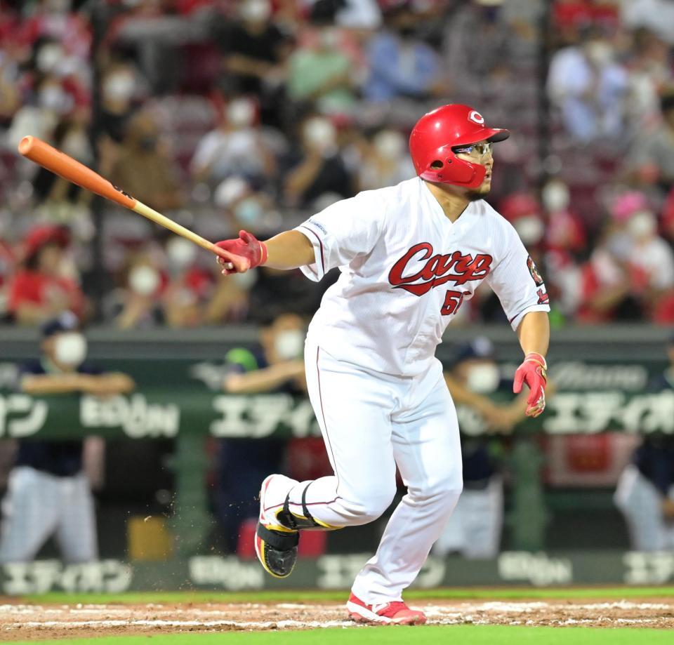 　６回、勝ち越しとなる右犠飛を放つ代打・松山（撮影・立川洋一郎）