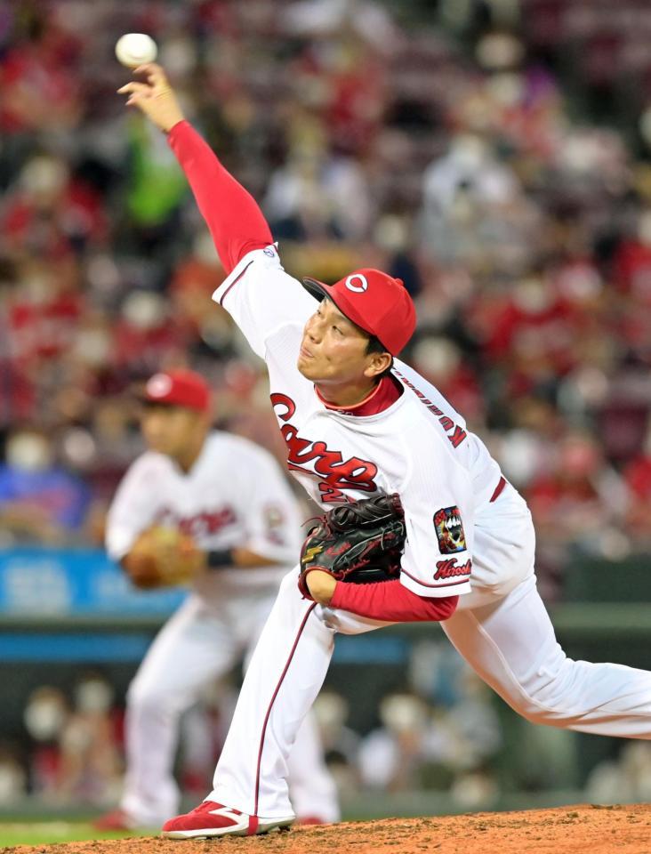 　９回表に登板して無失点に抑え、最後を締めくくった栗林（撮影・立川洋一郎）