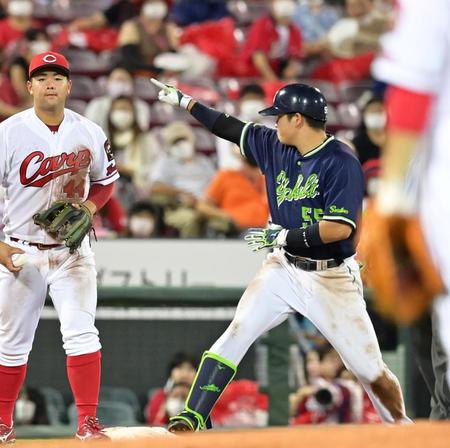 ５回、２点適時二塁打を放ち、送球間に三塁へ進塁してベンチに向かってポーズを決める村上＝マツダスタジアム（撮影・立川洋一郎）