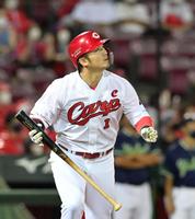 ３回、中犠飛を放つ鈴木誠（撮影・立川洋一郎）