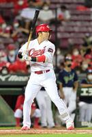 グリップの位置をを下げた構えで打席に入る鈴木誠（撮影・立川洋一郎）