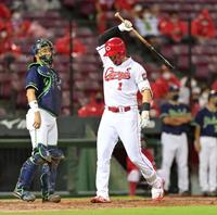 ８回、空振り三振に倒れて悔しさをにじませてベンチへ引き揚げる鈴木誠（撮影・立川洋一郎）