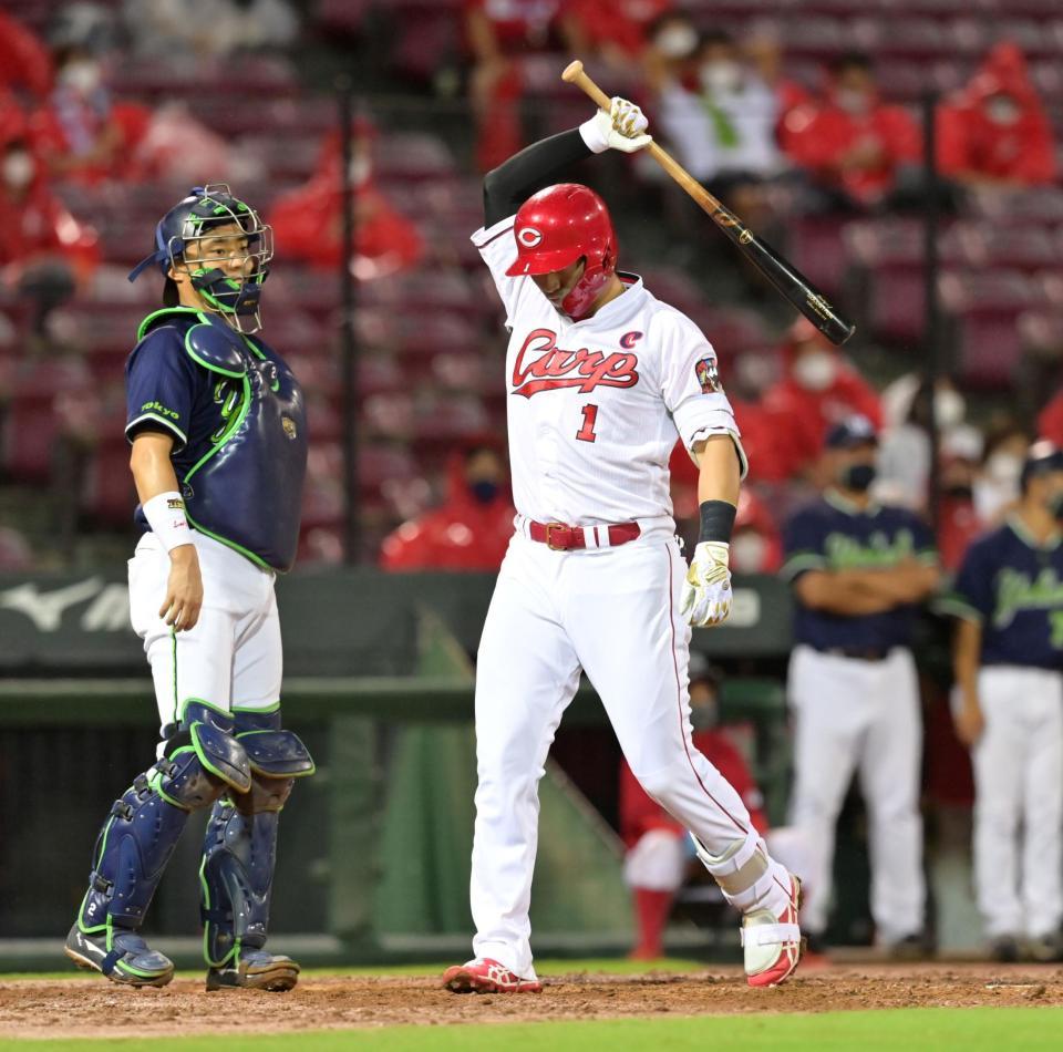 ８回、空振り三振に倒れて悔しさをにじませてベンチへ引き揚げる鈴木誠（撮影・立川洋一郎）