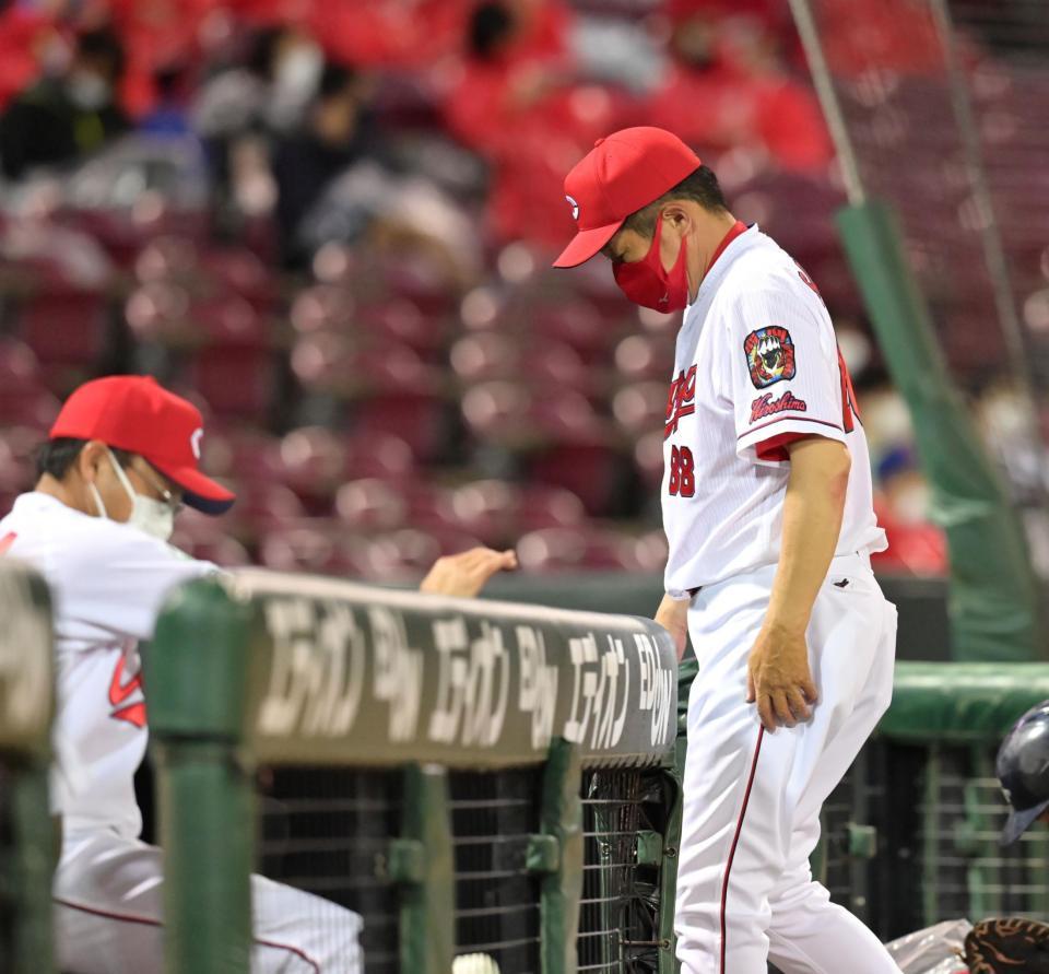 選手の交代を告げてベンチへ戻る佐々岡監督（撮影・立川洋一郎）