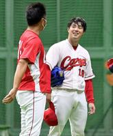 投球を終えて永川コーチ（左）と言葉を交わす野村（撮影・立川洋一郎）