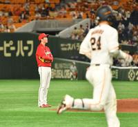 ７回、大城（右）に２打席連続ソロを浴びる森下（撮影・西岡正）