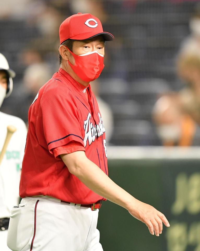 八回、投手交代を告げてベンチへ戻る佐々岡監督（撮影・西岡正）