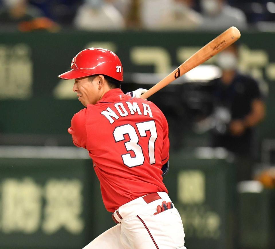 　８回、この日２安打目となる内野安打を放つ野間（撮影・西岡正）