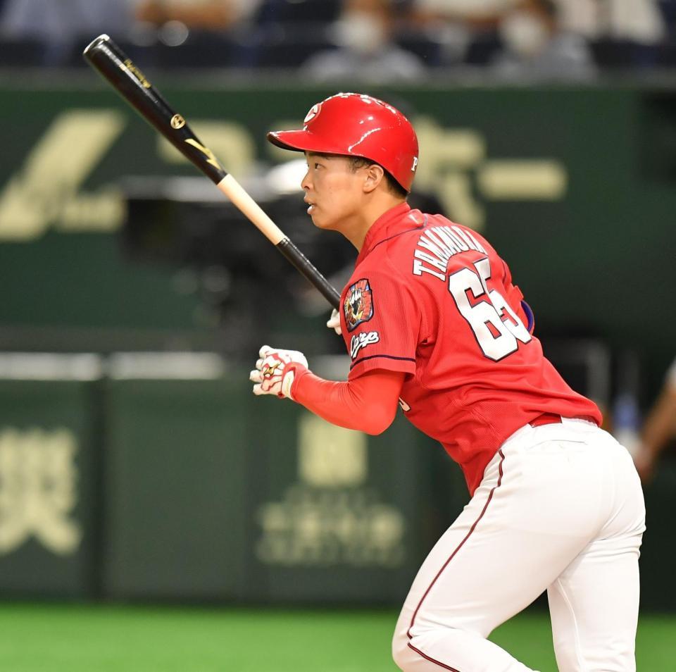 　２回、中越えに２点二塁打を放つ広島・玉村＝東京ドーム（撮影・西岡正）