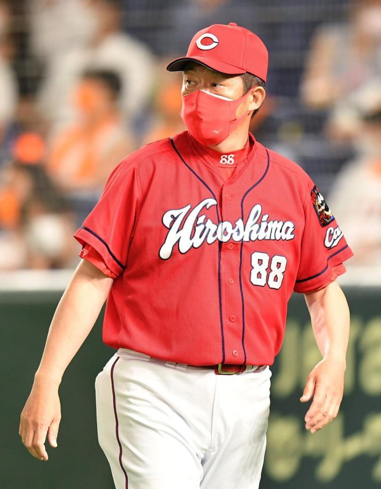 　７回、投手交代を告げ、ベンチへ引き揚げる佐々岡監督（撮影・西岡正）