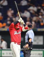 ５回、見逃し三振に倒れ、悔しそうにバットを振り上げる鈴木誠（撮影・西岡正）