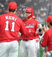 　１回、中越えに先制２ランを放ち、笑顔を見せる鈴木誠（撮影・西岡正）