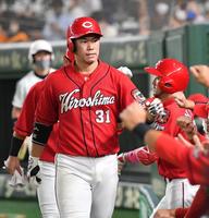 　９回、３ランを放ち、ナインとタッチを交わす坂倉（撮影・西岡正）