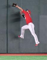 　６回、中島の左飛を好捕する西川（撮影・西岡正）