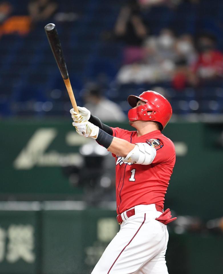 　１回、中越えに先制２ランを放つ鈴木誠（撮影・西岡正）