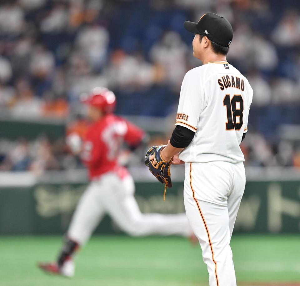 　１回、坂倉（左）にソロを浴びる菅野（撮影・西岡正）