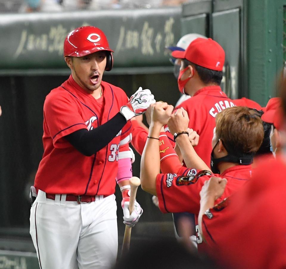 　６回、左越えに２ランを放ち、ナインとタッチを交わす菊池涼（撮影・西岡正）