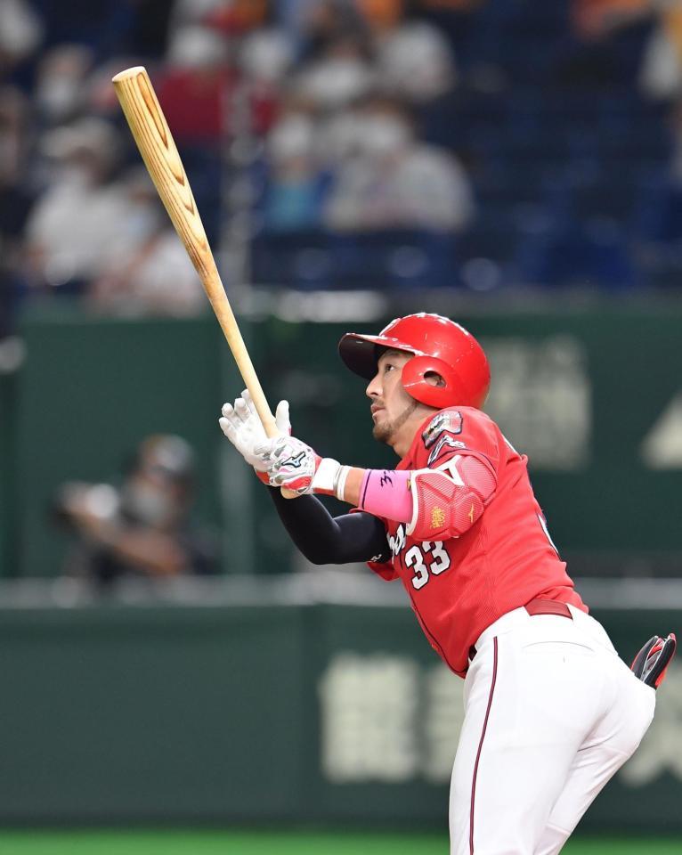 　６回、２ランを放つ菊池涼（撮影・西岡正）