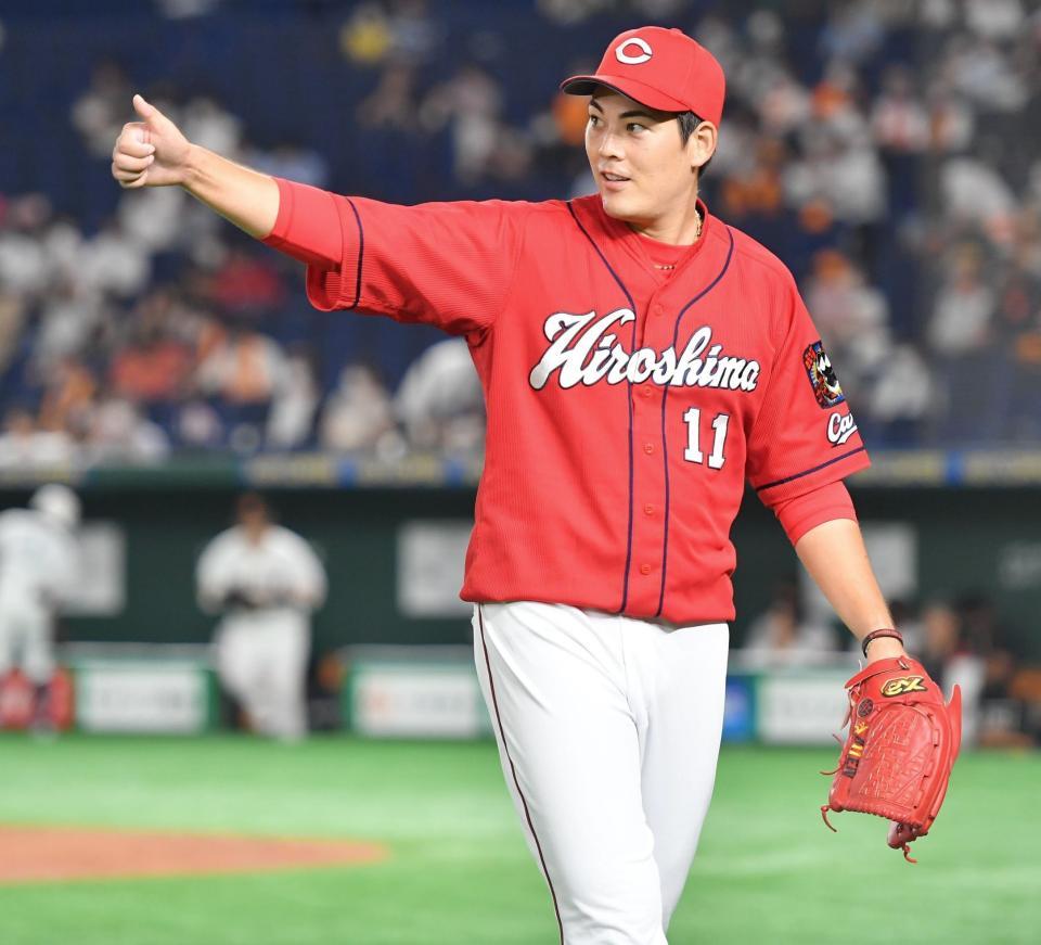 　２回を投げ終え、吉川の中飛を好捕した野間に向かって合図を送る九里（撮影・西岡正）