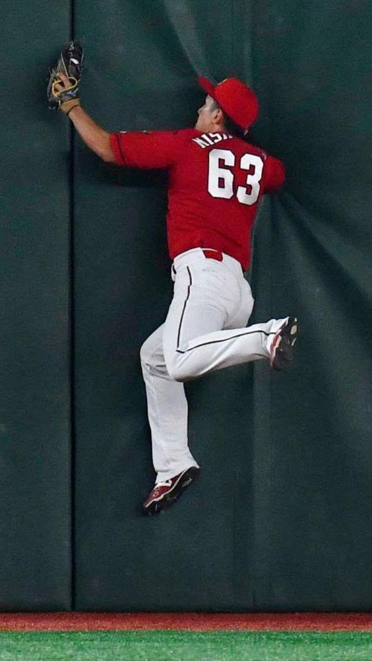 ６回、代打中島の左飛を好捕した西川＝東京ドーム