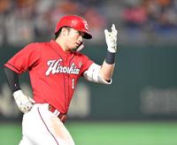 ７回、３ランを放ち、本塁へ向かう鈴木誠　