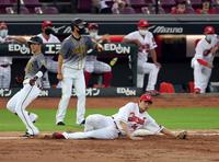 ３回、中野は一塁内野安打を放ち、松山の送球が悪送球になり大瀬良が捕球できず（撮影・山口登）