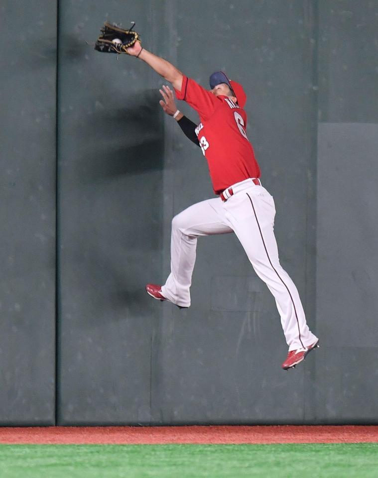 　６回、中島の左飛を好捕する西川（撮影・西岡正）