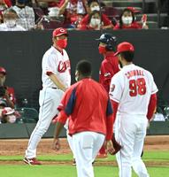 ８回、制球が定まらないコルニエル（右手前）を交代させる佐々岡監督（撮影・山口登）