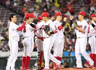 　勝利のハイタッチを交わす広島・鈴木誠、広島・栗林らカープナイン＝マツダスタジアム（撮影・飯室逸平）