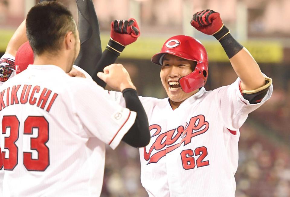 　８回、左越えに２号ソロを放ち、菊池涼（左）と喜び合う石原（撮影・飯室逸平）