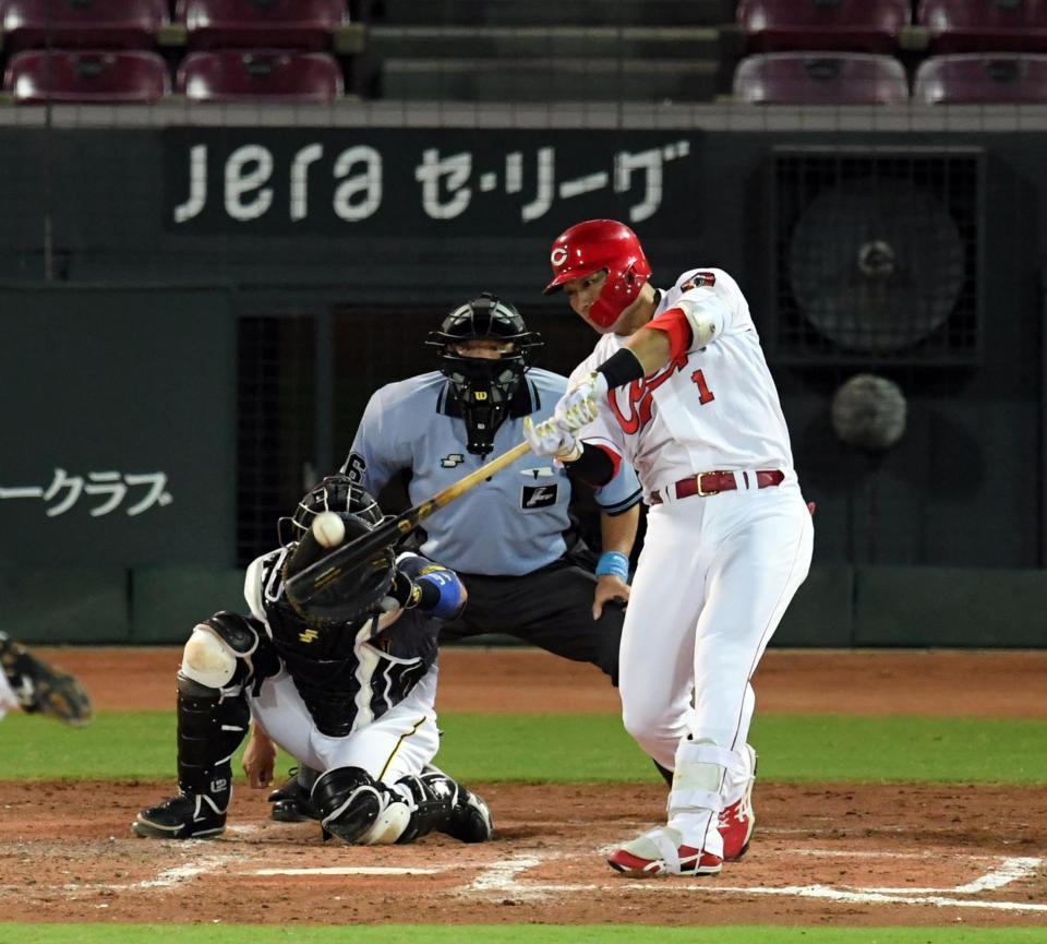 　３回、広島・鈴木誠は右中間にソロを放つ＝マツダスタジアム（撮影・山口登）