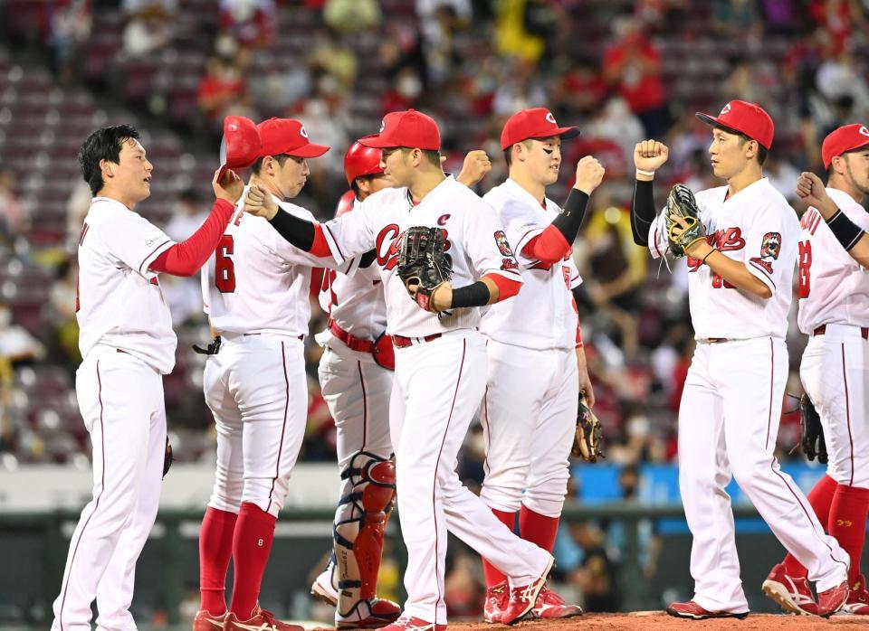 　勝利のハイタッチを交わす広島・鈴木誠、広島・栗林らカープナイン＝マツダスタジアム（撮影・飯室逸平）