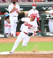 １回広島２死、二塁打を放ち勢いよく一塁を回る広島・会沢翼＝マツダスタジアム（撮影・飯室逸平）