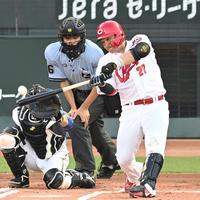 　１回、二塁打を放つ会沢（撮影・飯室逸平）