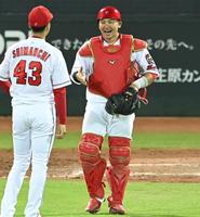 　勝利を喜ぶ会沢（撮影・飯室逸平）