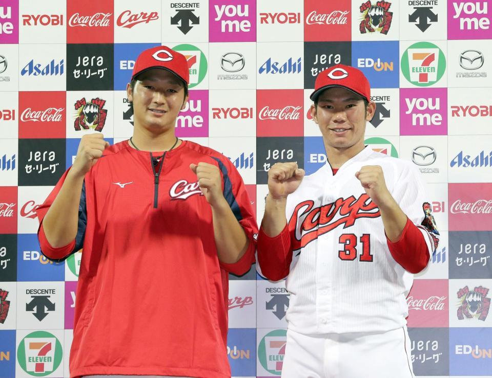 　笑顔でポーズを決める床田（左）と坂倉（撮影・山口登）