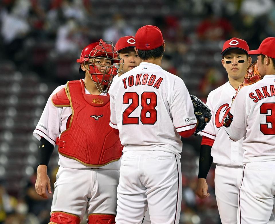 　５回、会沢はマウンドで床田に声を掛ける（撮影・山口登）