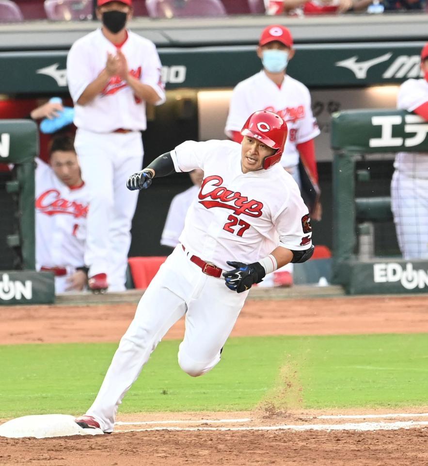 １回広島２死、二塁打を放ち勢いよく一塁を回る広島・会沢翼＝マツダスタジアム（撮影・飯室逸平）