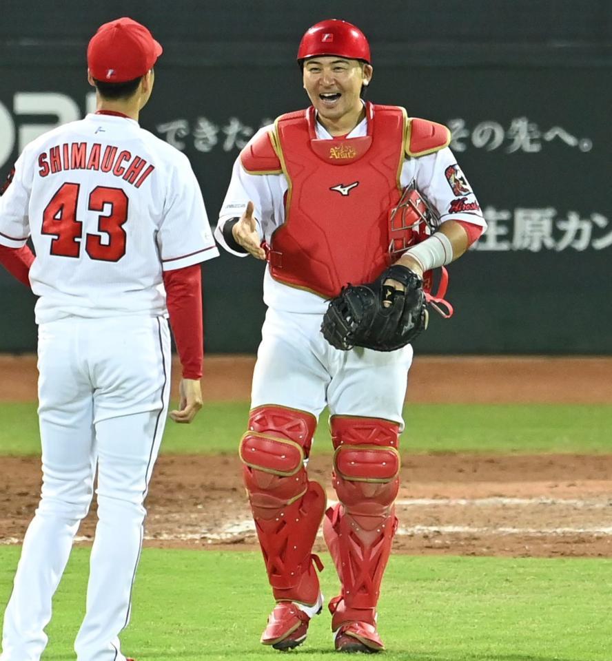 　勝利を喜ぶ会沢（撮影・飯室逸平）