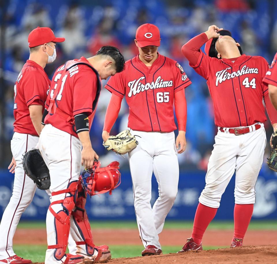 　６回、大和に適時打を許したところで降板を告げられ、うつむく玉村（右から２人目）＝撮影・高石航平