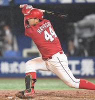 　６回、２点二塁打を放つ林（撮影・金田祐二）